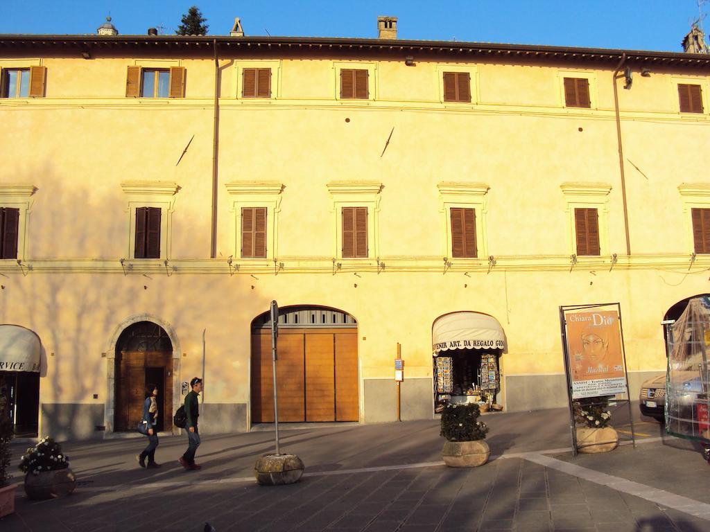 Appartamenti Piazza Santa Chiara อัสซิซี ภายนอก รูปภาพ